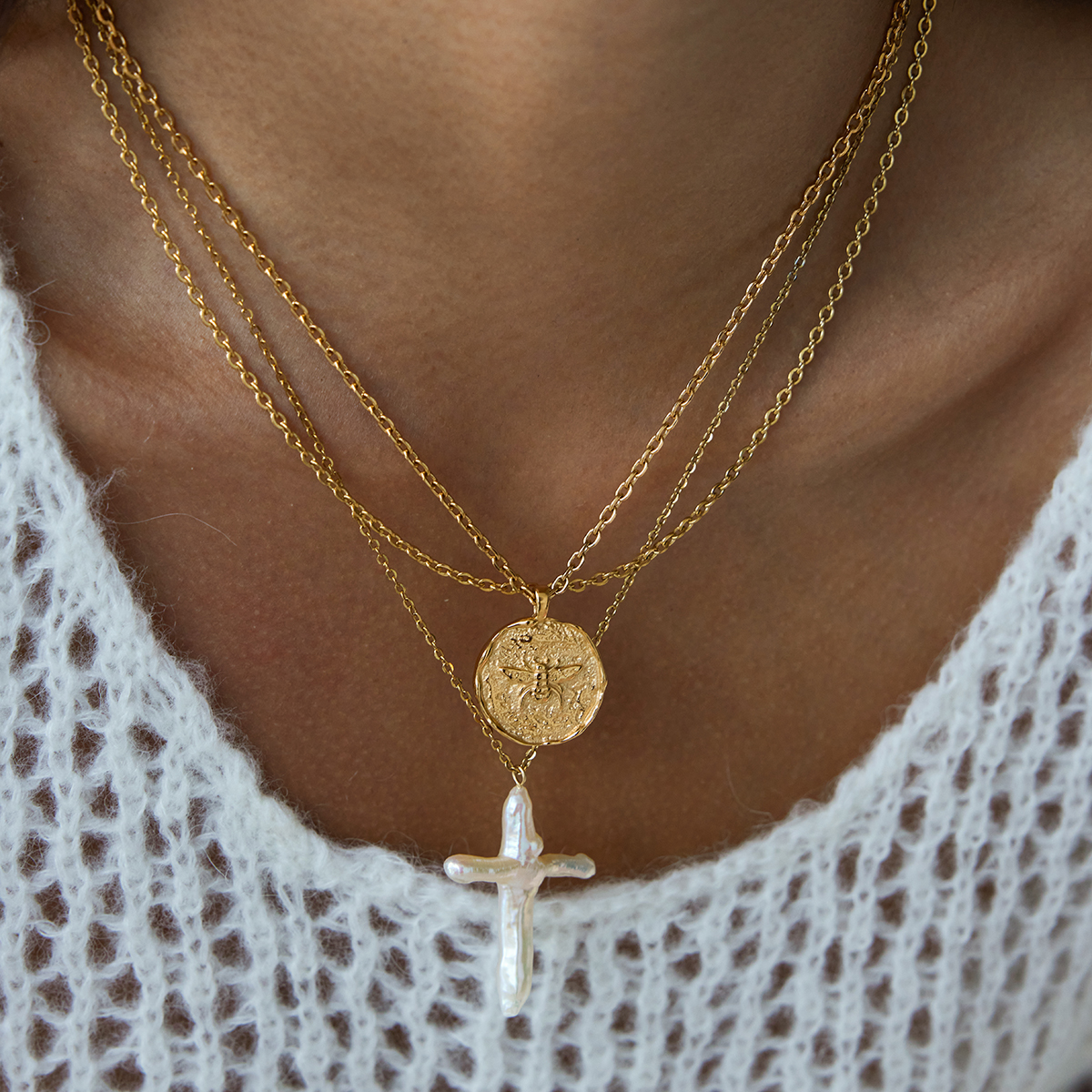Pearl Cross na krku